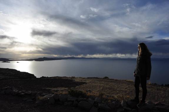 Fim de tarde no lago Titicaca, observados do Santuário Pachamama, no alto da ilha de Amantani, no Peru